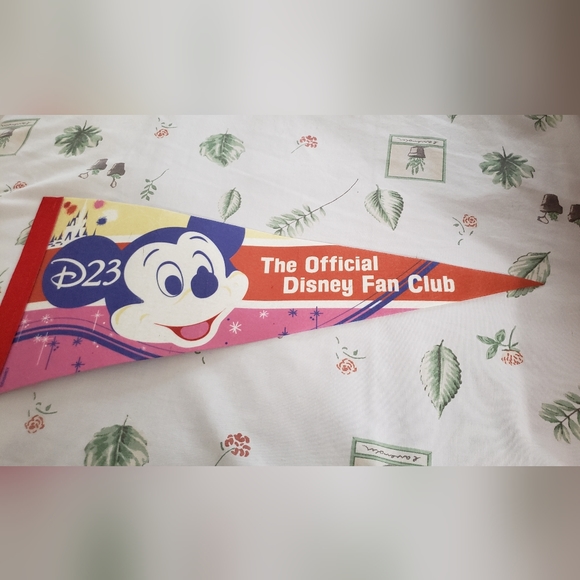 BUNDLE - Disney D23 (2023) metal retro lunchbox, record, and pendant - Picture 6 of 7